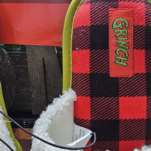 Grinch slippers Womens size 7-8. Nwt - Picture 3 of 3